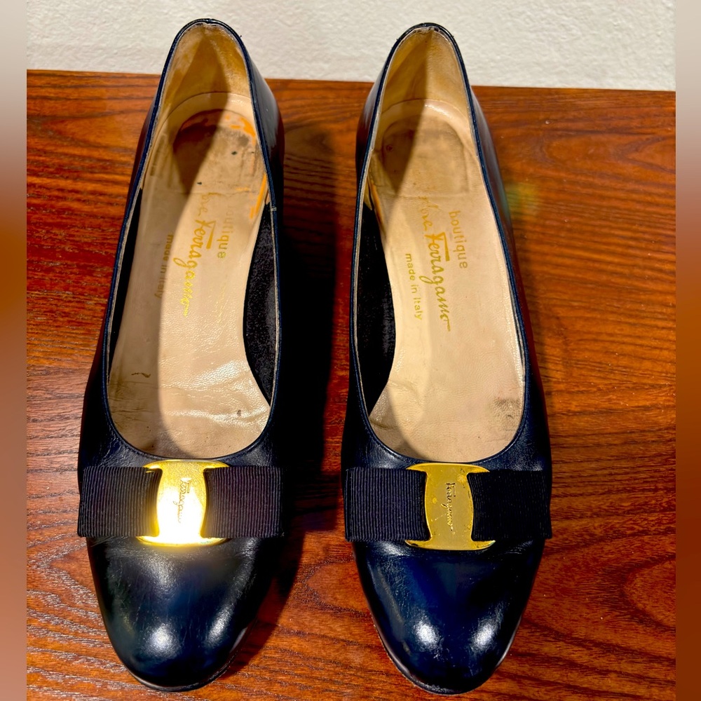 Salvatore Ferragamo Vara Bow Navy Leather Low Heel Pumps Size 8